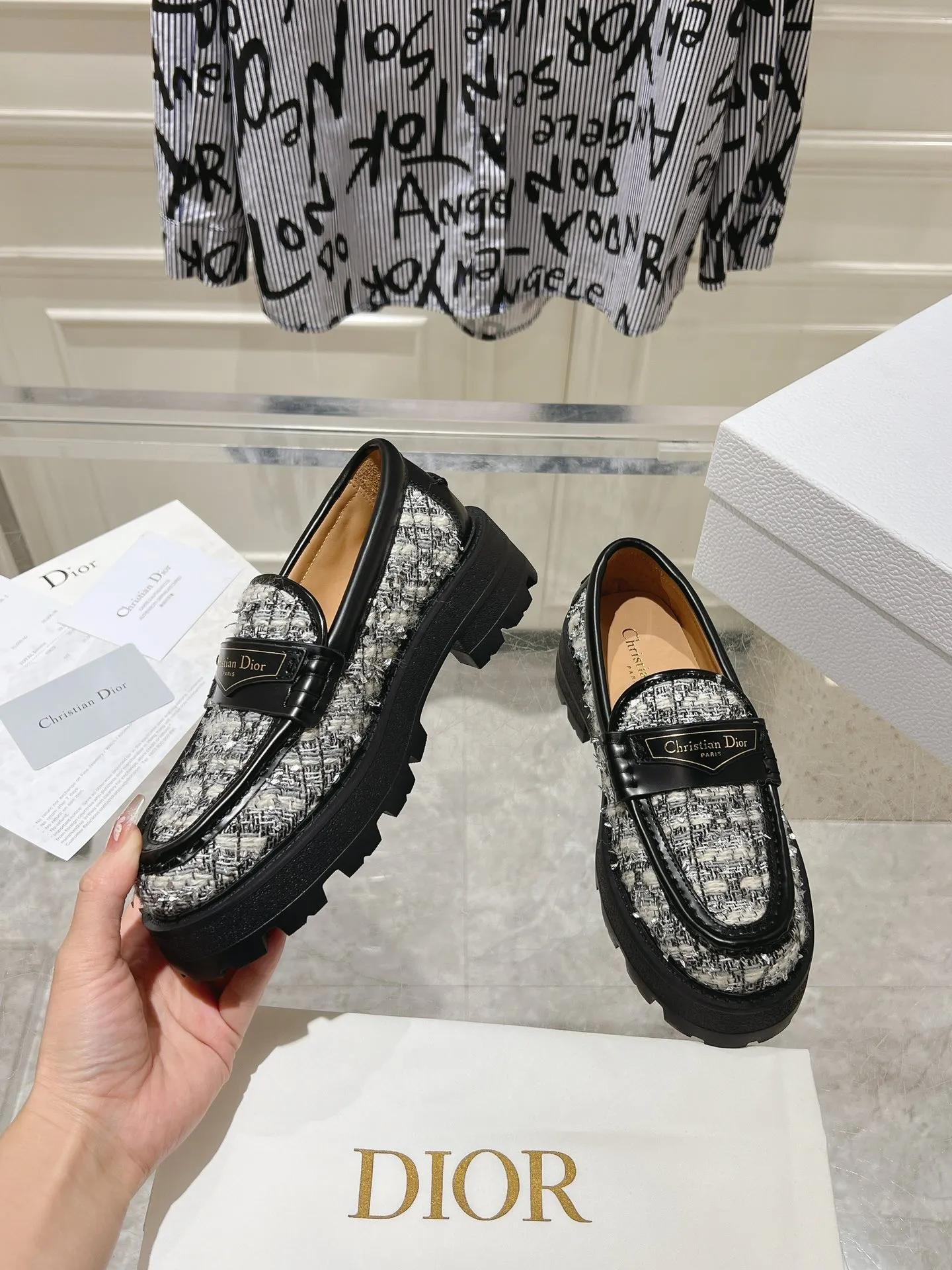 👟👟Ex-factory price 680👟👟 𝐃𝐢𝐎𝐑 #2025 New loafers for early spring 🔥 The loafers you want at first sight #Simple and elegant ‘Low-key luxury! Equipped with eye-catching Chanristian Dior logo buckle #very high-end, comfortable and good-looking💯 and easy to match #spring, summer, autumn and winter🉑️! Upper: imported open-edge beaded cowhide spliced ​​with custom-made fabrics from the counter; lining: water-dyed cowhide; sole: rubber foam outsole, highly elastic and lightweight! size: 35-40 (40 customized)